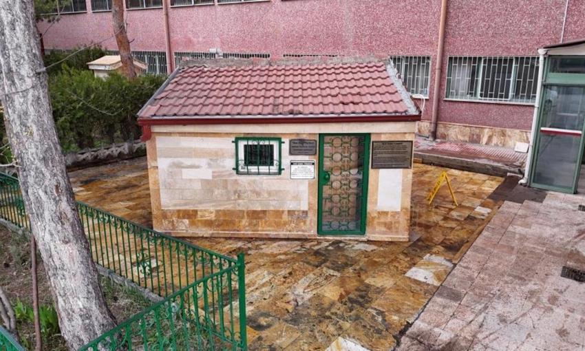 Sivas'ta hastane ortasında türbe: Gelenlerin dikkatini çekiyor