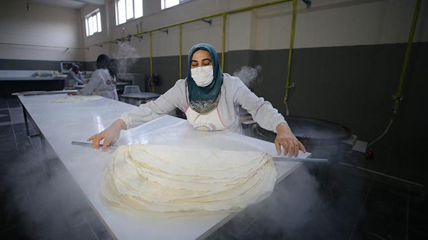 Bingöl'de ev kadınından büyük başarı! Bodrum katında başladı şimdi OSB'de 11 çalışanıyla üretiyor