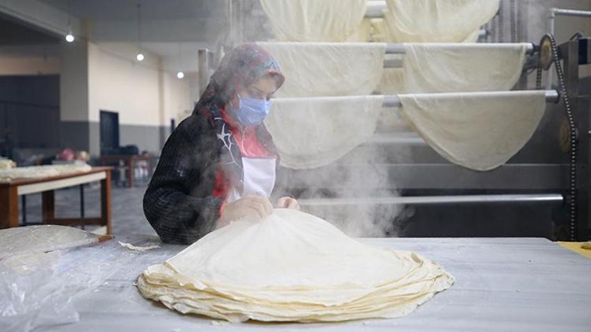 Bingöl'de ev kadınından büyük başarı! Bodrum katında başladı şimdi OSB'de 11 çalışanıyla üretiyor