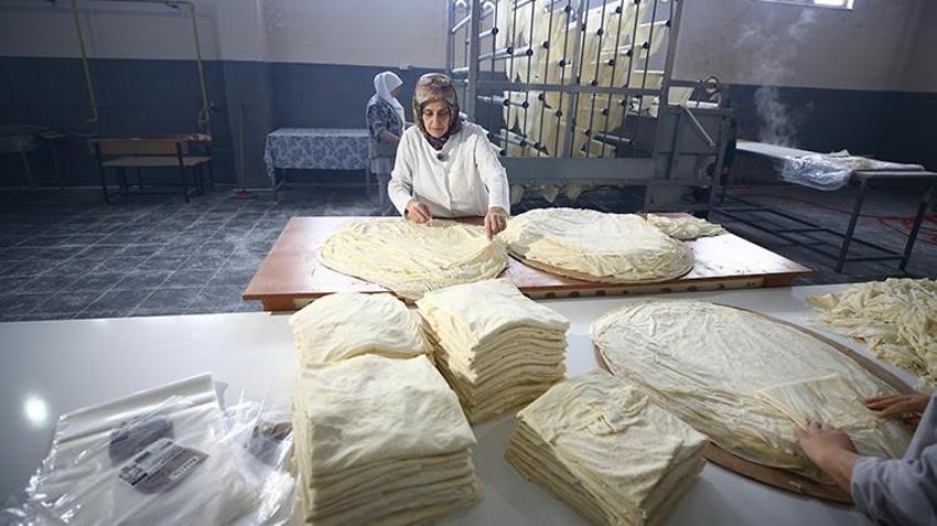 Bingöl'de ev kadınından büyük başarı! Bodrum katında başladı şimdi OSB'de 11 çalışanıyla üretiyor