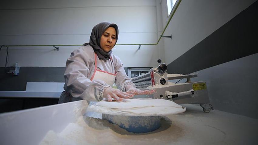 Bingöl'de ev kadınından büyük başarı! Bodrum katında başladı şimdi OSB'de 11 çalışanıyla üretiyor