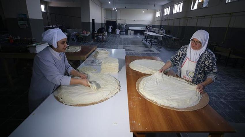 Bingöl'de ev kadınından büyük başarı! Bodrum katında başladı şimdi OSB'de 11 çalışanıyla üretiyor