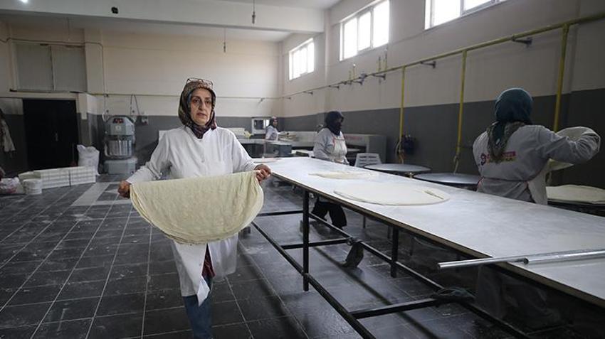 Bingöl'de ev kadınından büyük başarı! Bodrum katında başladı şimdi OSB'de 11 çalışanıyla üretiyor