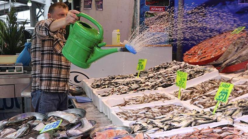 Tezgahlarda hamsi bitti yerine istavrit geldi! Kilosu 200 liradan kapış kapış satılıyor