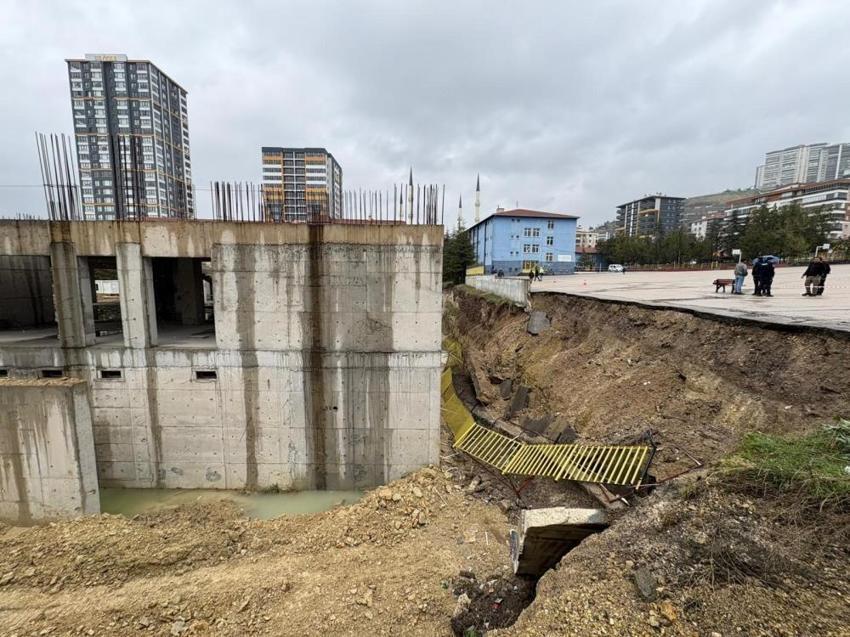 Ankara'yı ele geçirdi: İstinat duvarını yıktı, dereleri taşırdı