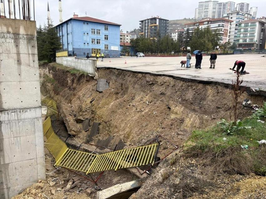 Ankara'yı ele geçirdi: İstinat duvarını yıktı, dereleri taşırdı