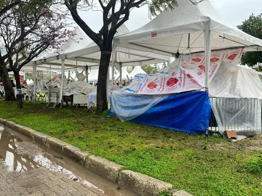 Portakal Çiçeği Karnavalı'nda yağmur kabusu: Stantlar zarar gördü, satışlar durdu!