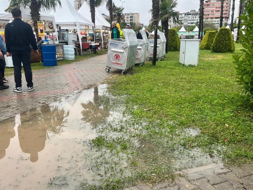 Portakal Çiçeği Karnavalı'nda yağmur kabusu: Stantlar zarar gördü, satışlar durdu!