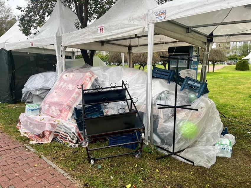 Portakal Çiçeği Karnavalı'nda yağmur kabusu: Stantlar zarar gördü, satışlar durdu!