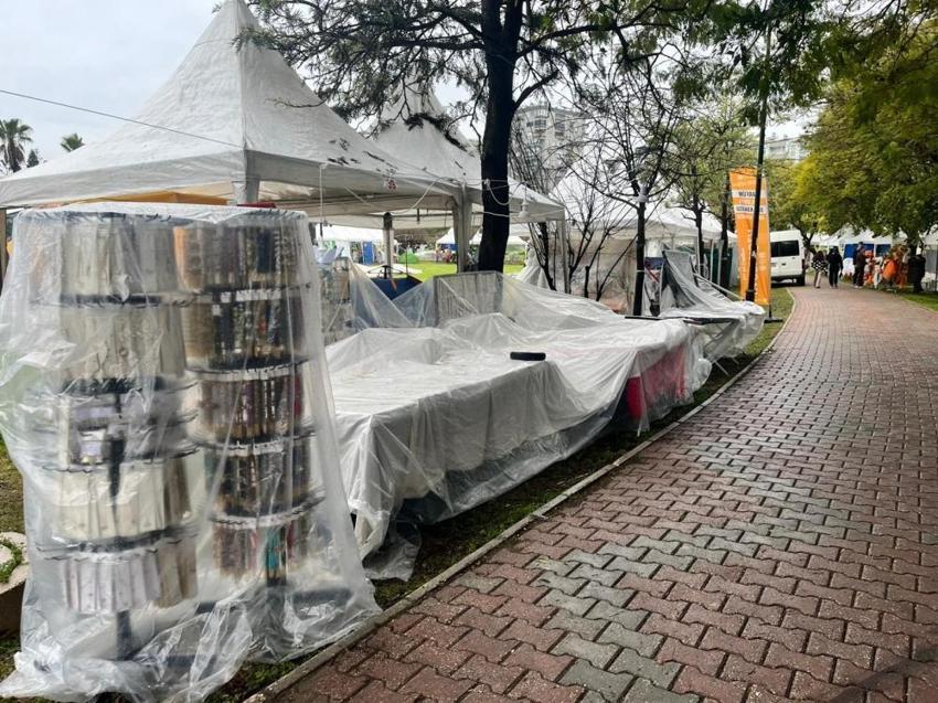 Portakal Çiçeği Karnavalı'nda yağmur kabusu: Stantlar zarar gördü, satışlar durdu!