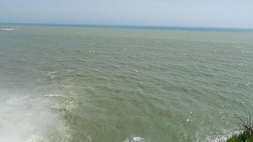 Antalya'da sağanak yağış sonrası dünyaca ünlü şelale denizi kahverengiye bürüdü
