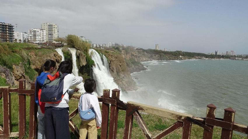 Antalya'da sağanak yağış sonrası dünyaca ünlü şelale denizi kahverengiye bürüdü