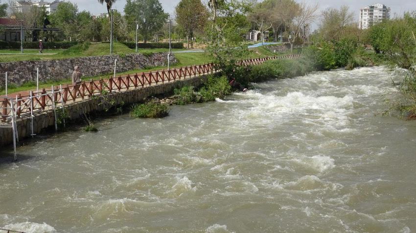 Antalya'da sağanak yağış sonrası dünyaca ünlü şelale denizi kahverengiye bürüdü