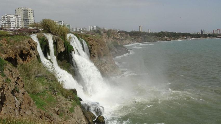 Antalya'da sağanak yağış sonrası dünyaca ünlü şelale denizi kahverengiye bürüdü