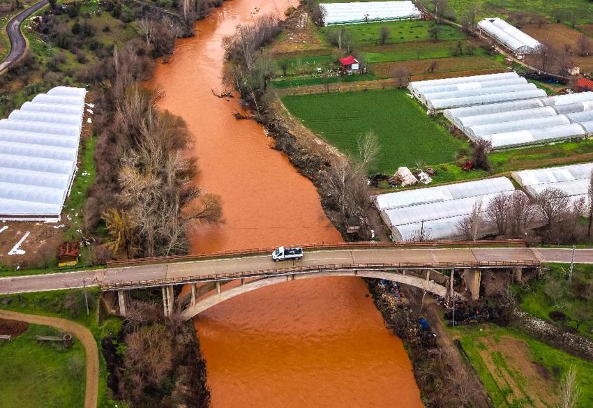 Eskişehir'de yağmur sonrası Sakarya Nehri'nde kartpostallık manzara oluştu