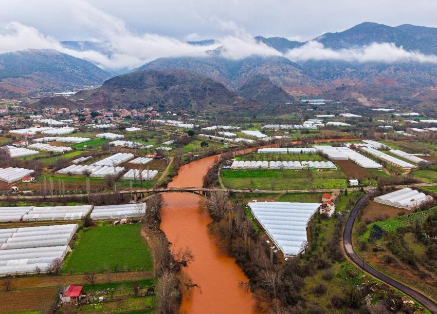 Eskişehir'de yağmur sonrası Sakarya Nehri'nde kartpostallık manzara oluştu