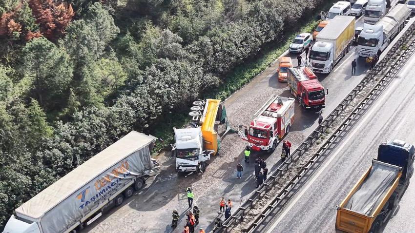 Kocaeli’de 2 TIR, tanker ve otomobil ile çarpıştı TEM savaş alanına döndü