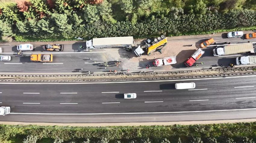 Kocaeli’de 2 TIR, tanker ve otomobil ile çarpıştı TEM savaş alanına döndü