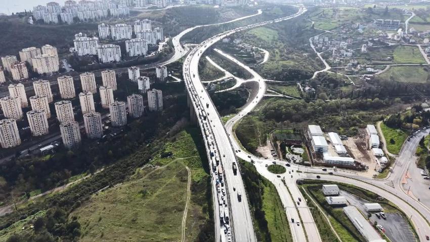 Kocaeli’de 2 TIR, tanker ve otomobil ile çarpıştı TEM savaş alanına döndü