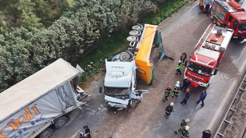 Kocaeli’de 2 TIR, tanker ve otomobil ile çarpıştı TEM savaş alanına döndü