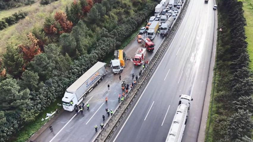 Kocaeli’de 2 TIR, tanker ve otomobil ile çarpıştı TEM savaş alanına döndü