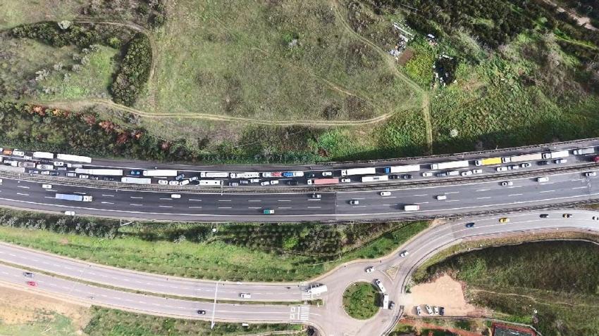 Kocaeli’de 2 TIR, tanker ve otomobil ile çarpıştı TEM savaş alanına döndü