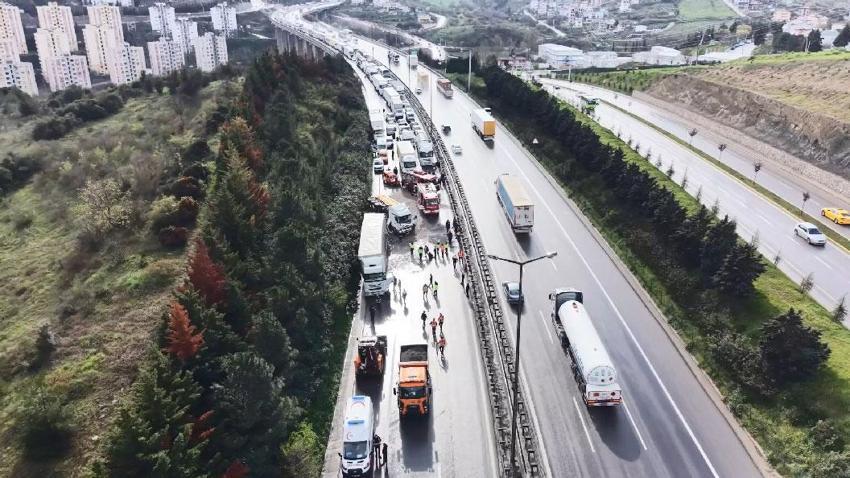 Kocaeli’de 2 TIR, tanker ve otomobil ile çarpıştı TEM savaş alanına döndü