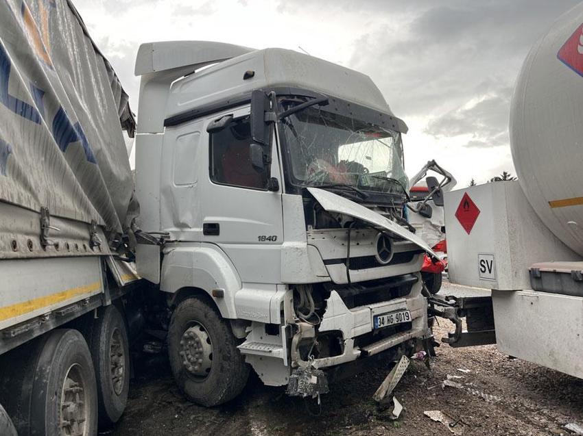 Kocaeli’de 2 TIR, tanker ve otomobil ile çarpıştı TEM savaş alanına döndü