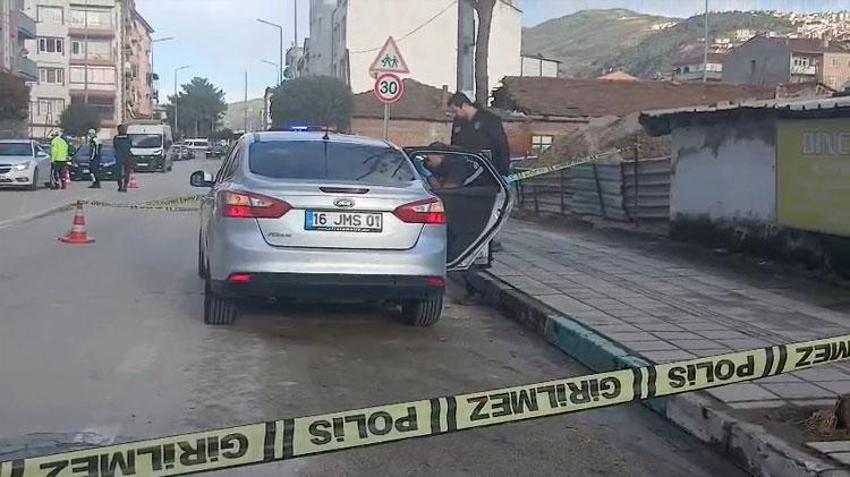 Bursa’da dehşet anları kamerada! Otomobille giderken silahlı saldırıya uğradı, yaralı halde kaçıp polise sığındı