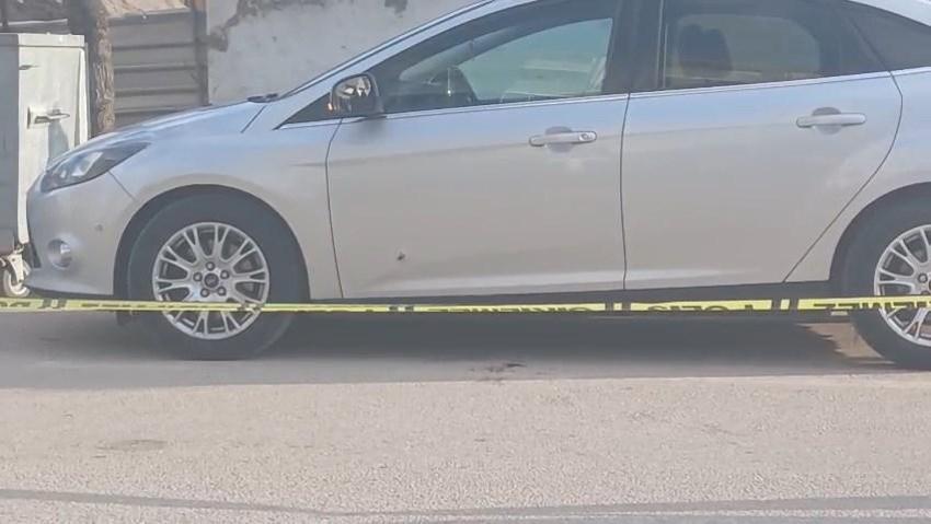 Bursa’da dehşet anları kamerada! Otomobille giderken silahlı saldırıya uğradı, yaralı halde kaçıp polise sığındı