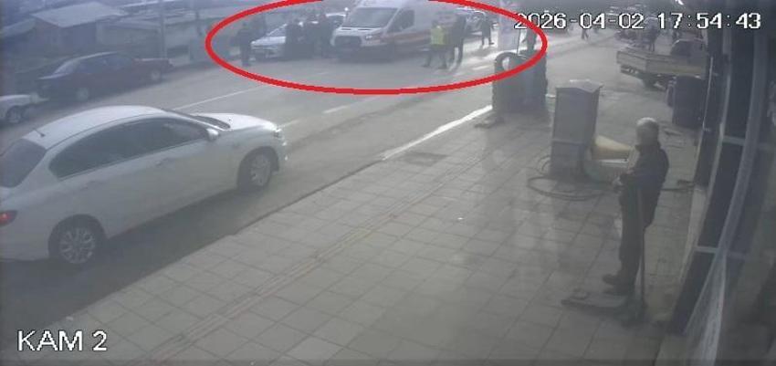 Bursa’da dehşet anları kamerada! Otomobille giderken silahlı saldırıya uğradı, yaralı halde kaçıp polise sığındı