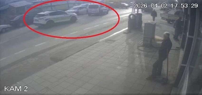 Bursa’da dehşet anları kamerada! Otomobille giderken silahlı saldırıya uğradı, yaralı halde kaçıp polise sığındı