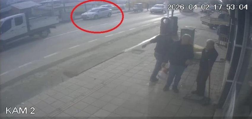 Bursa’da dehşet anları kamerada! Otomobille giderken silahlı saldırıya uğradı, yaralı halde kaçıp polise sığındı