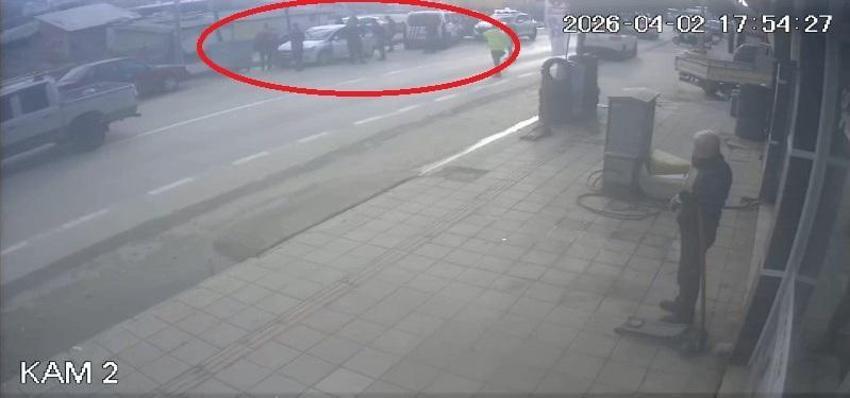 Bursa’da dehşet anları kamerada! Otomobille giderken silahlı saldırıya uğradı, yaralı halde kaçıp polise sığındı
