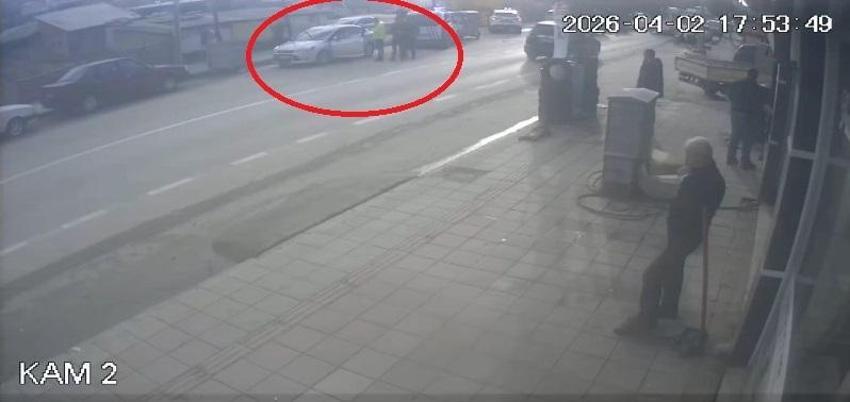 Bursa’da dehşet anları kamerada! Otomobille giderken silahlı saldırıya uğradı, yaralı halde kaçıp polise sığındı
