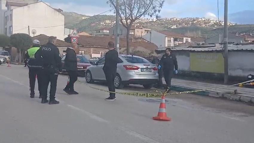 Bursa’da dehşet anları kamerada! Otomobille giderken silahlı saldırıya uğradı, yaralı halde kaçıp polise sığındı