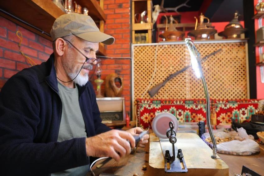 Pahalı bulduğu bileklik için kendi tornasını yaptı: 10 yıldır atık maddelerden sanat üretiyor!
