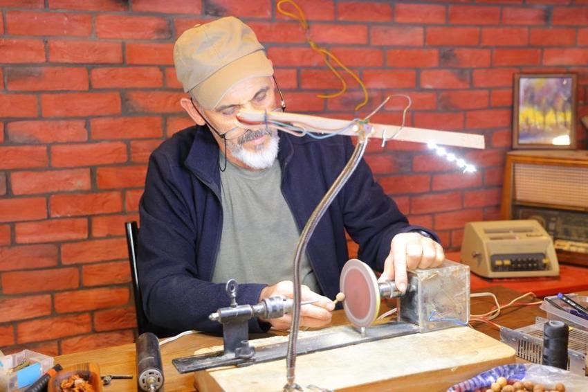 Pahalı bulduğu bileklik için kendi tornasını yaptı: 10 yıldır atık maddelerden sanat üretiyor!