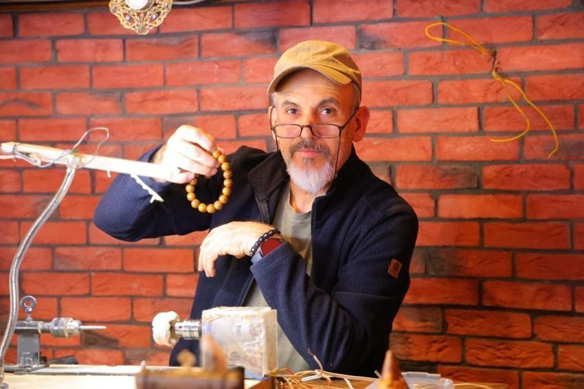 Pahalı bulduğu bileklik için kendi tornasını yaptı: 10 yıldır atık maddelerden sanat üretiyor!