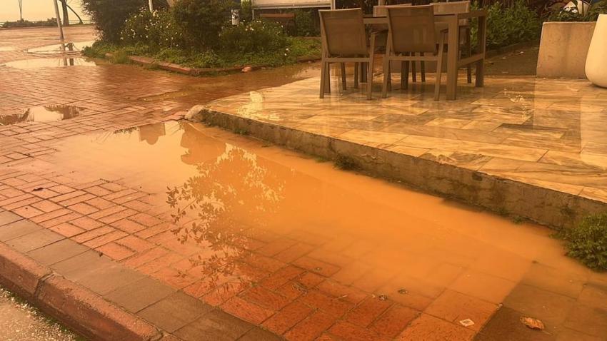 Antalya’da Sahra Çölü etkisi: Gökyüzünden çamur yağdı! Araçlar kahverengiye büründü, toz bulutu drone ile görüntülendi