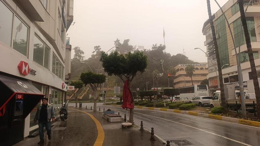 Antalya’da Sahra Çölü etkisi: Gökyüzünden çamur yağdı! Araçlar kahverengiye büründü, toz bulutu drone ile görüntülendi