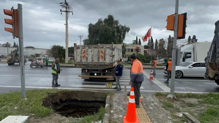 Aydın'dan panik yaratan olay! Söke'de Bağarası Kavşağında obruk endişeye yol açtı