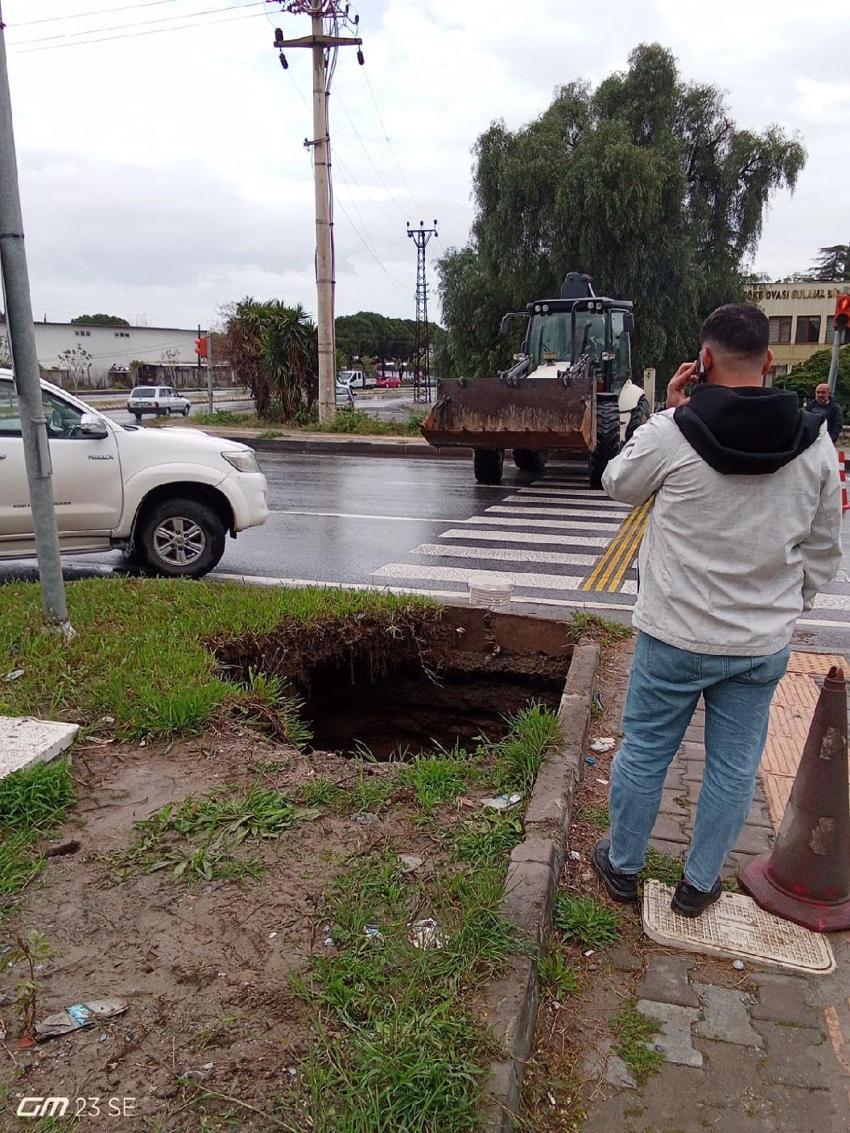 Aydın'dan panik yaratan olay! Söke'de Bağarası Kavşağında obruk endişeye yol açtı