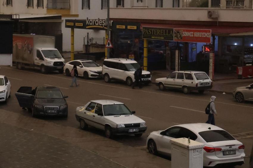 Adana'da çöl tozu etkili oldu her yer bir anda sarardı, sağanakla birlikte çamur yağdı