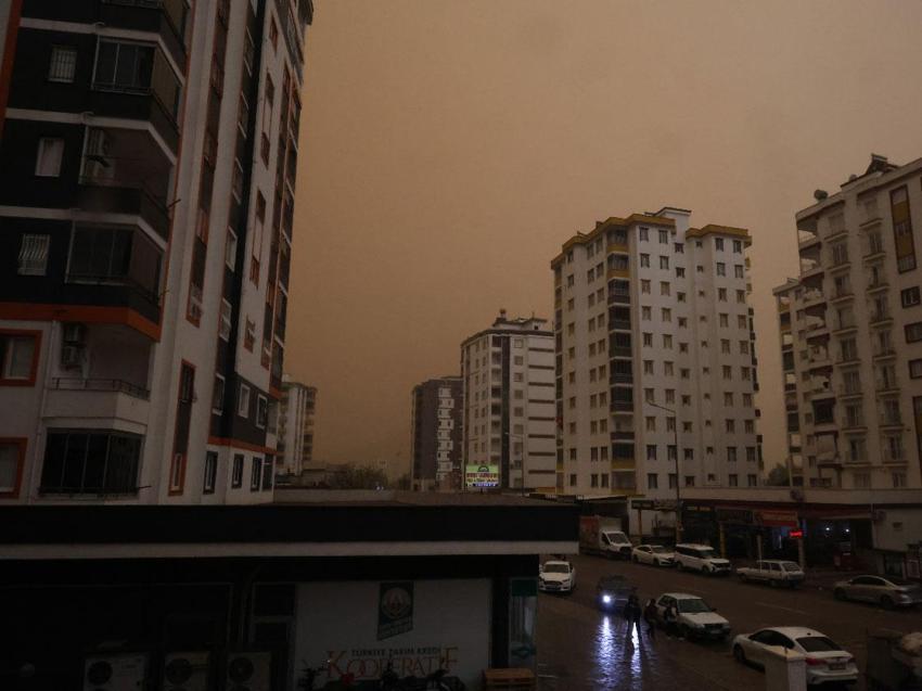 Adana'da çöl tozu etkili oldu her yer bir anda sarardı, sağanakla birlikte çamur yağdı