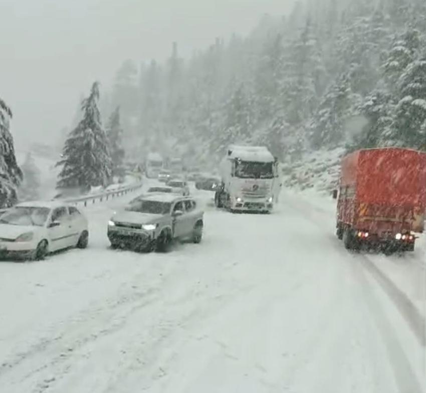 Antalya'da nisan ayında kar sürprizi! Alacabel'de sürücüler zor anlar yaşadı