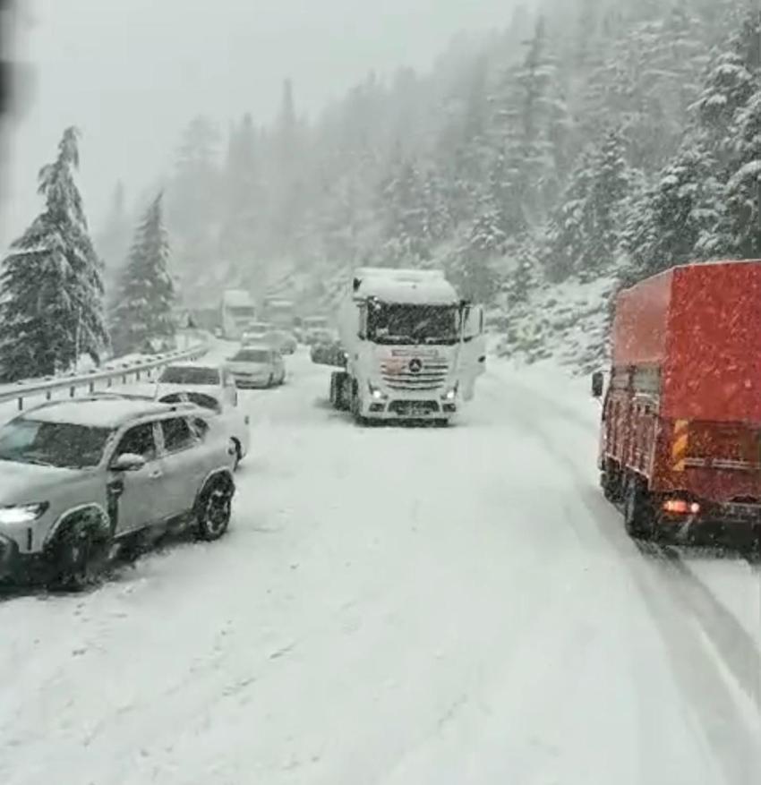 Antalya'da nisan ayında kar sürprizi! Alacabel'de sürücüler zor anlar yaşadı