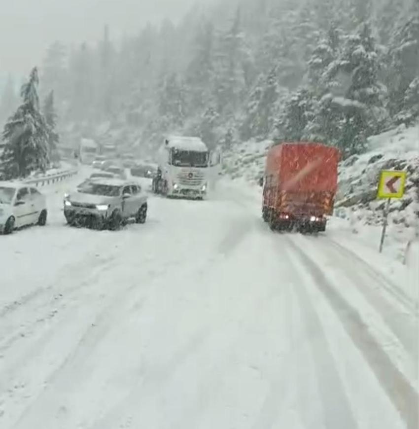 Antalya'da nisan ayında kar sürprizi! Alacabel'de sürücüler zor anlar yaşadı