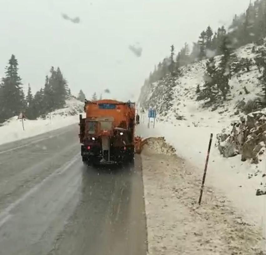 Antalya'da nisan ayında kar sürprizi! Alacabel'de sürücüler zor anlar yaşadı