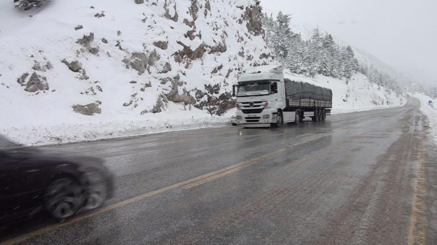 Antalya'da nisan ayında kar sürprizi! Alacabel'de sürücüler zor anlar yaşadı